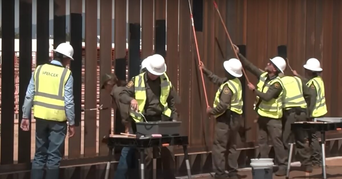 Zidul de la granița SUA-Mexic, vopsit în negru pentru a descuraja migranții