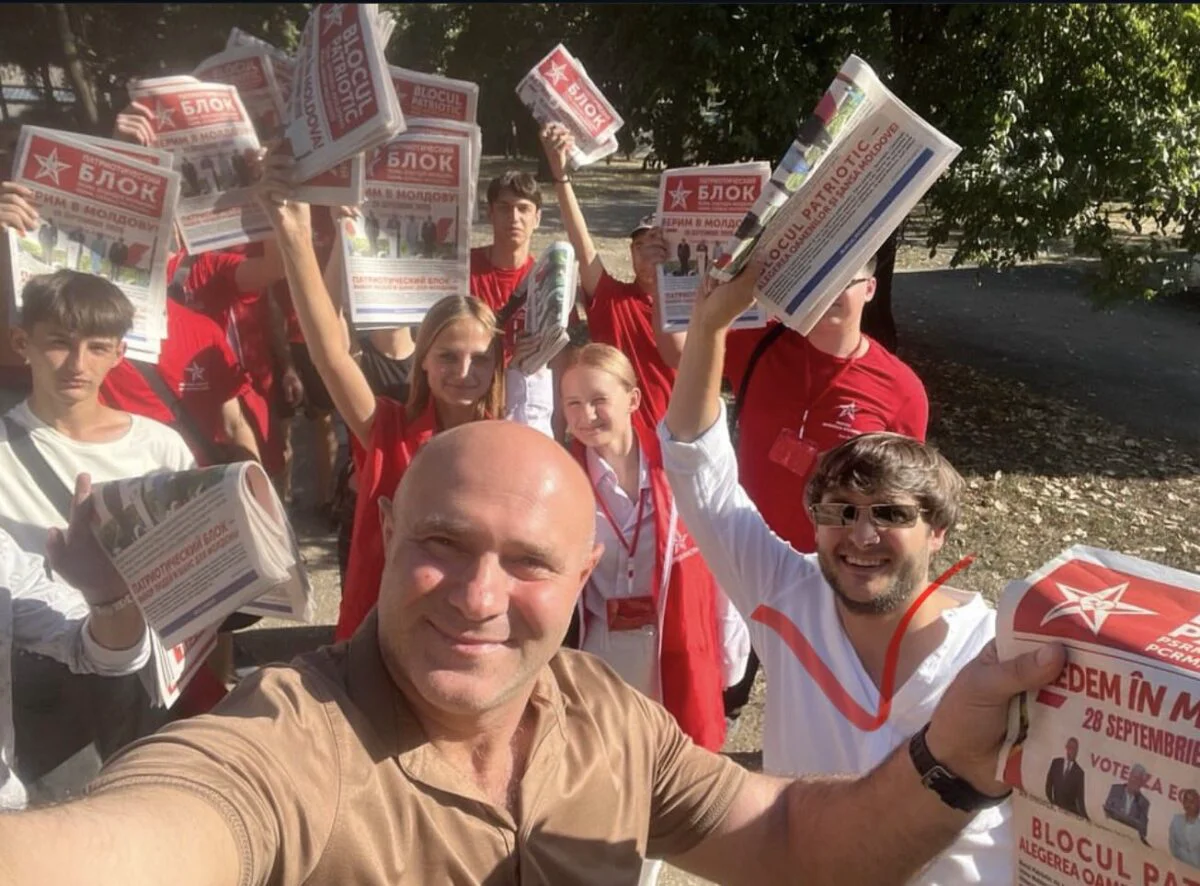 Alexandru Furtună, la împărţit ziare cu Pavel Voicu