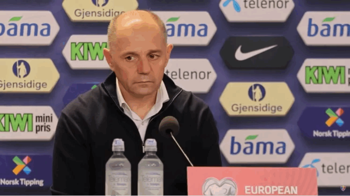 Nu a mai suportat ruşinea. Antrenorul echipei naţionale de fotbal a Republiicii Moldova şi-a dat demisia
