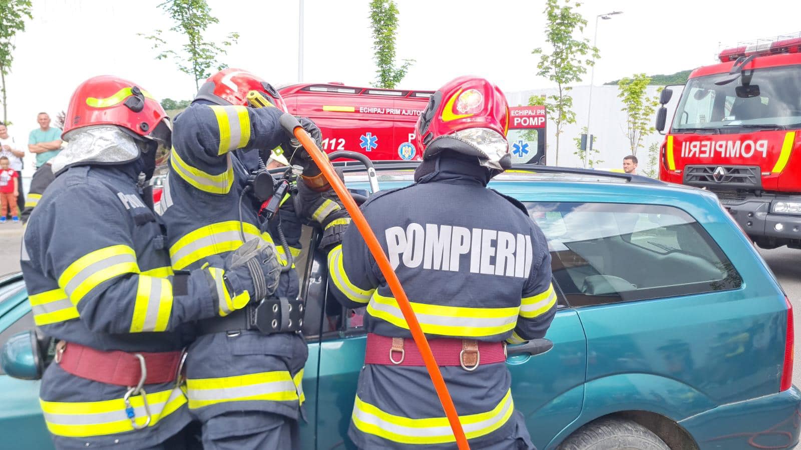 TIR scăpat de sub control în Cluj. O persoană rănită și două mașini avariate