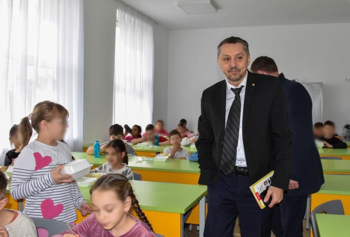 Evz.ro. Sindicatele din Educație s-au săturat de Bolojan și David. Dispar concediile - chilipir, veste rea pentru români