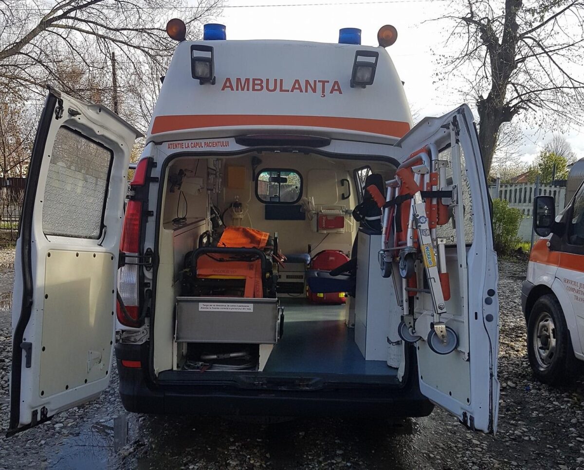 Ambulanțier rănit cu un cuțit de vânătoare. Pacientul era transportat la Psihiatrie