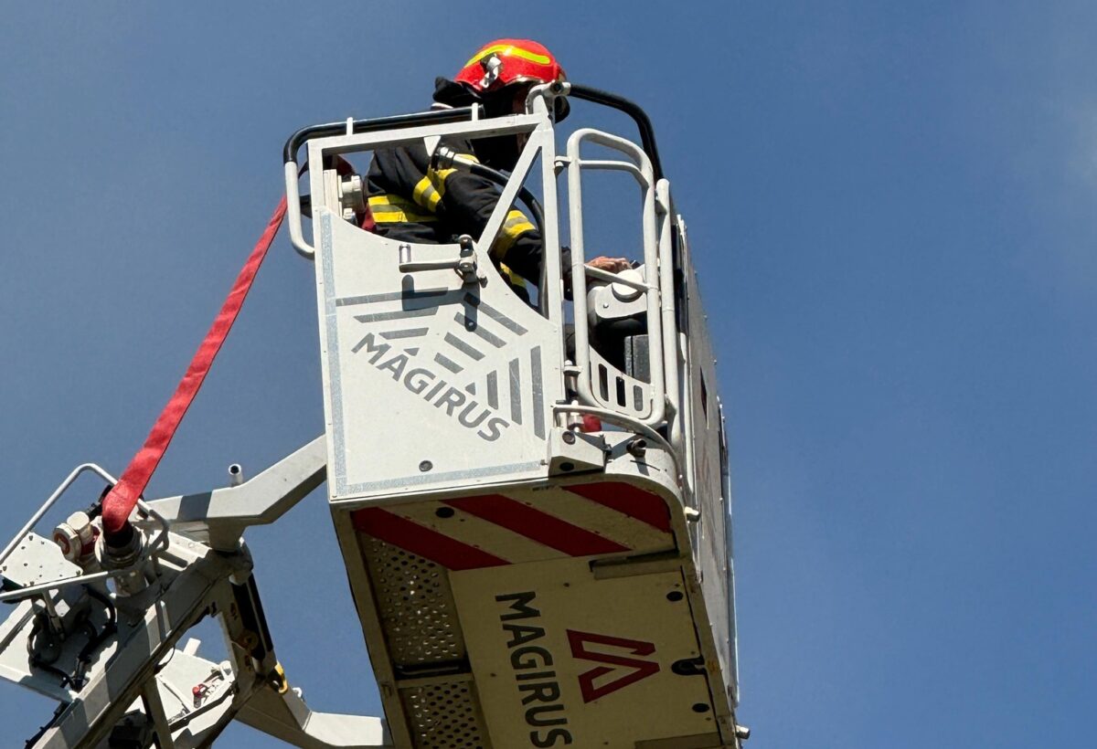 O persoană s-a urcat pe stâlpul telegondolei din Piatra Neamț