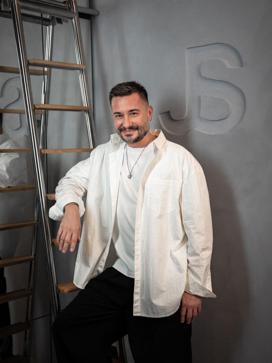 Adrian Perjovschi face show cu trendurile în hairstyling pentru 2026, în noul său salon Jovsky Studio Verdi, de ziua lui de naștere