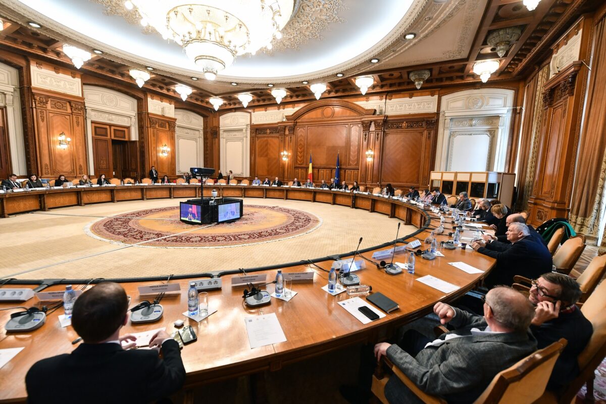 Demnitarii, obligați să-și publice CV-urile. Amendă, în caz contrar