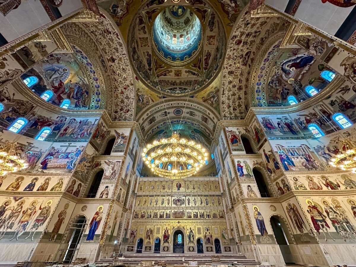 Cum arată interiorul Catedralei Mântuirii Neamului după înlăturarea schelelor. Foto