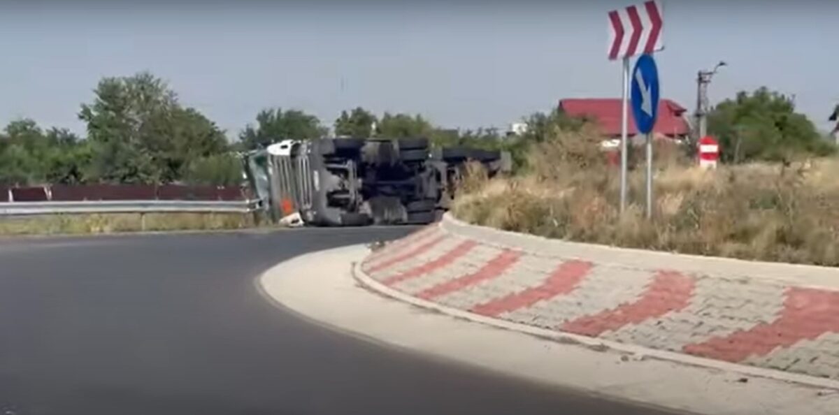 Cisternă care transporta gaz metan, răsturnată într-un șanț pe DN 24A. Pericol de explozie
