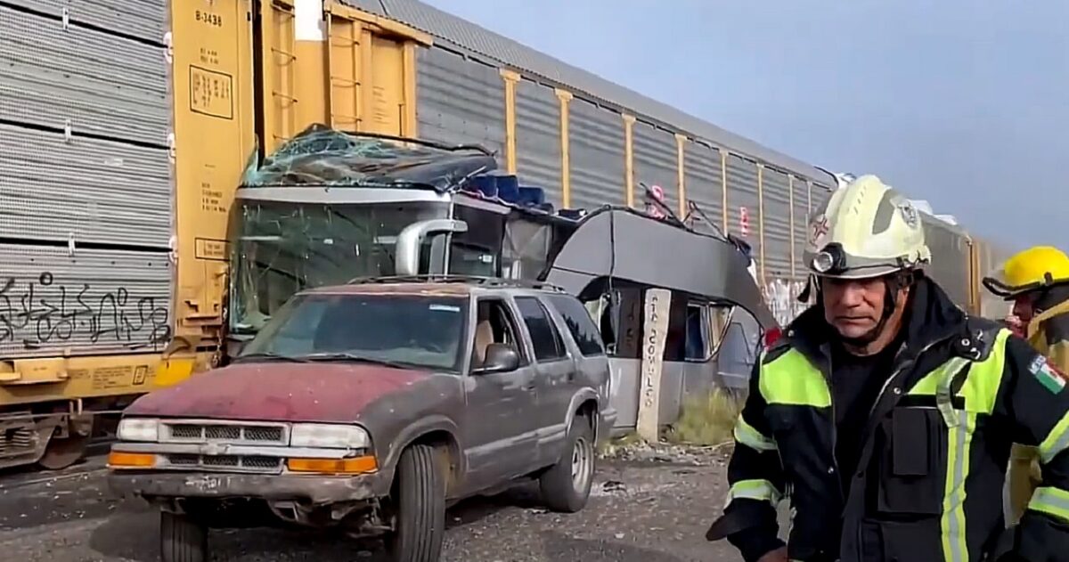 Autobuz, lovit de tren de marfă. Cel puțin zece morți și zeci de răniți în Mexic