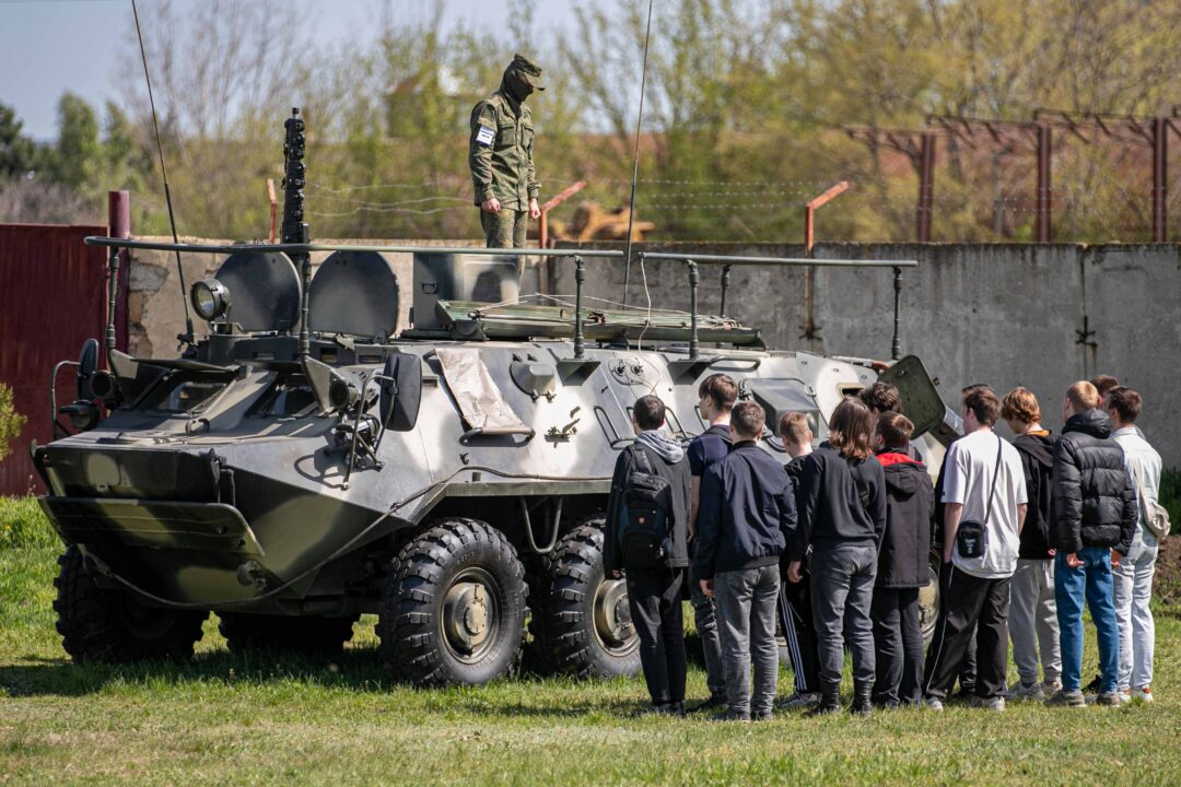 Elevii din Transnistria, între bănci și poligoane. Școlile continuă militarizarea tinerilor