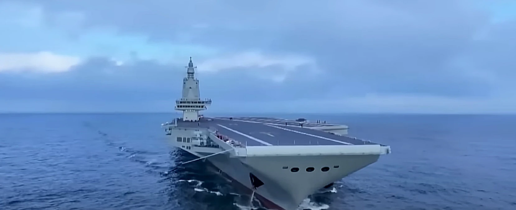 China comunistă își plimbă portavionul prin strâmtoarea Taiwan