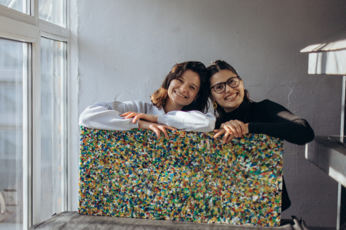 Recycline: Atelierul din Chișinău unde plasticul se transformă în artă și mobilier sustenabil