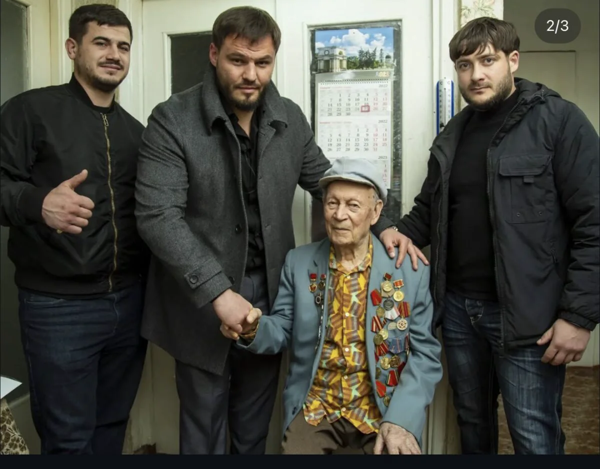 Sportivi în vizită la un veteran