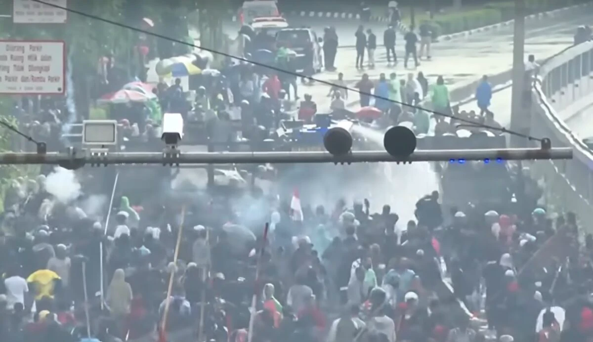 Privilegiile pentru parlamentari aruncă Indonezia în haos. Violențe după ce poliția a ucis un livrator