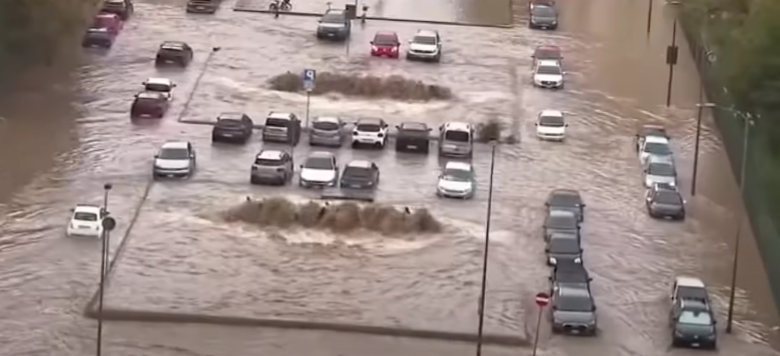 Alunecări de teren în Italia. 300 de copii blocaţi în şcoli la Milano