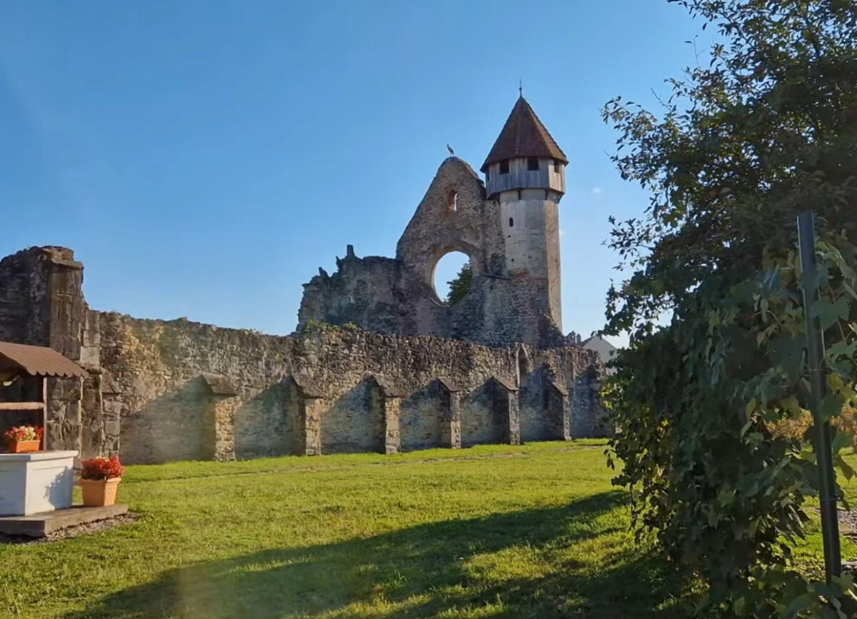 O mănăstire din România, destinația preferată a turiștilor pasionați de filmele de groază