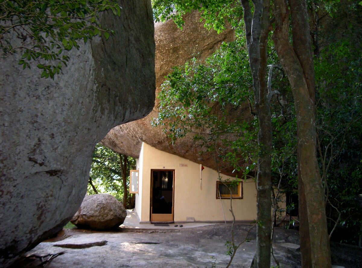 Accident în Sri Lanka: Șapte călugări, printre care și români, și-au pierdut viața