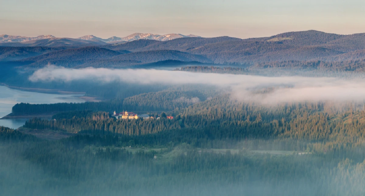 Blestemul mănăstirii din codrii Bucovinei. Legenda locului unde clopotele nu au mai bătut niciodată