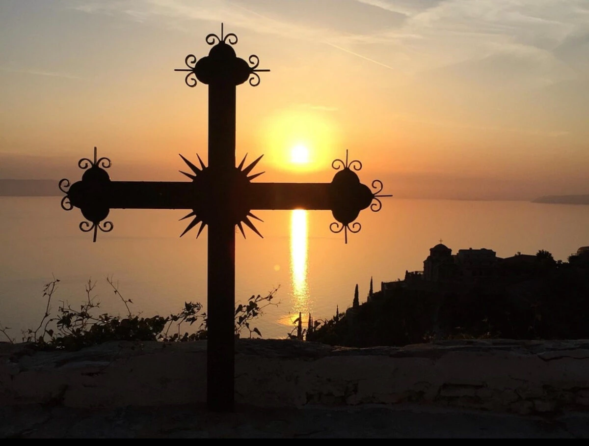 Tot mai mulți români, dornici să ajungă la Muntele Athos. Cât costă un pelerinaj în Grădina Maicii Domnului