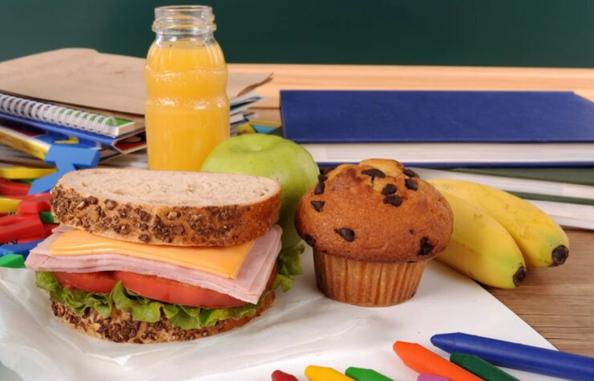 Pachețelul pentru școală, o provocare pentru părinți. Idei de gustări cu care nu vei da greș