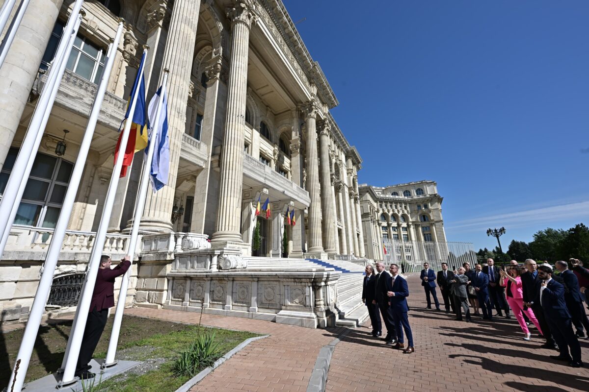 Femeie prinsă cu cuțite la Parlament. Reacția AUR, partidul care o invitase. Update