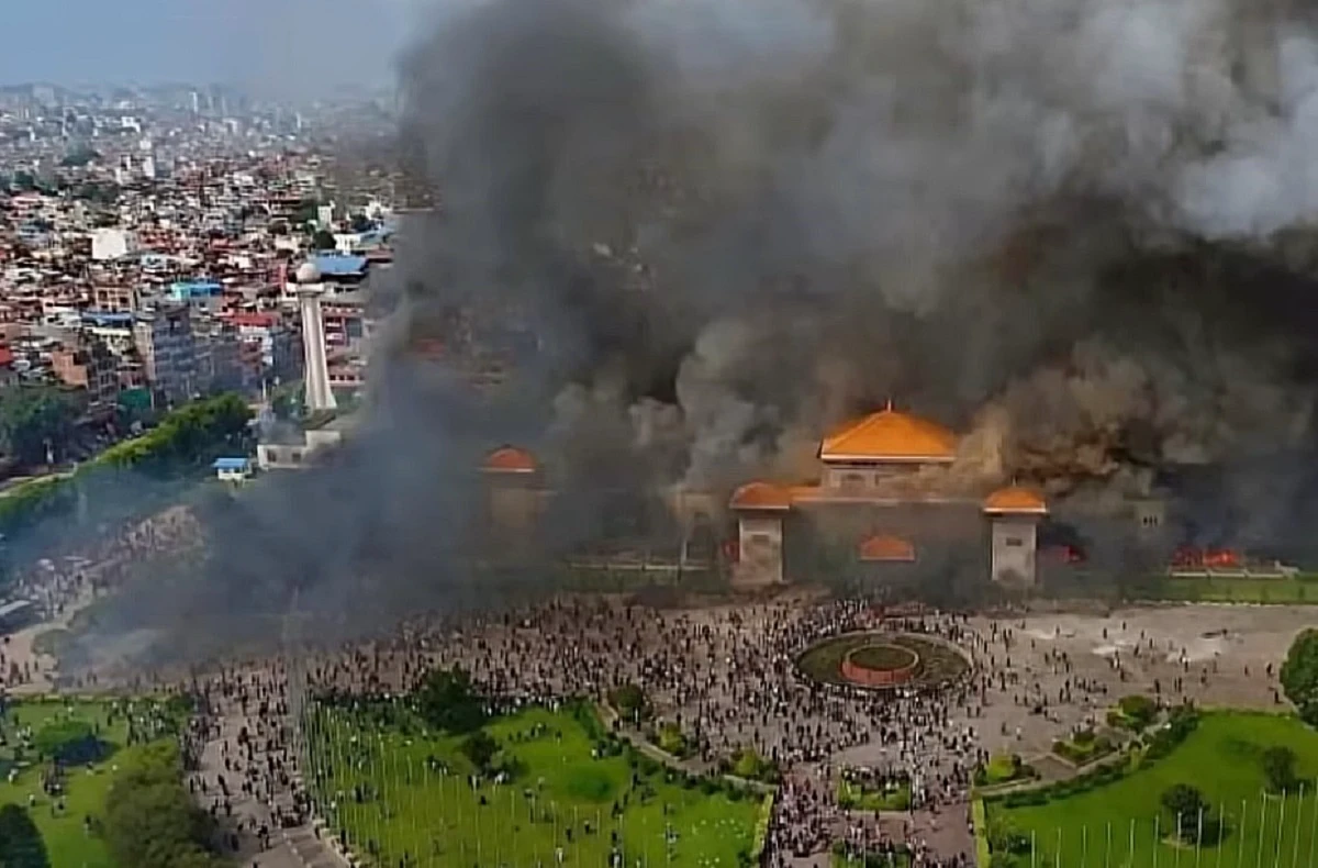 Violențe în Kathmandu. Protestatarii au dat foc clădirii Parlamentului