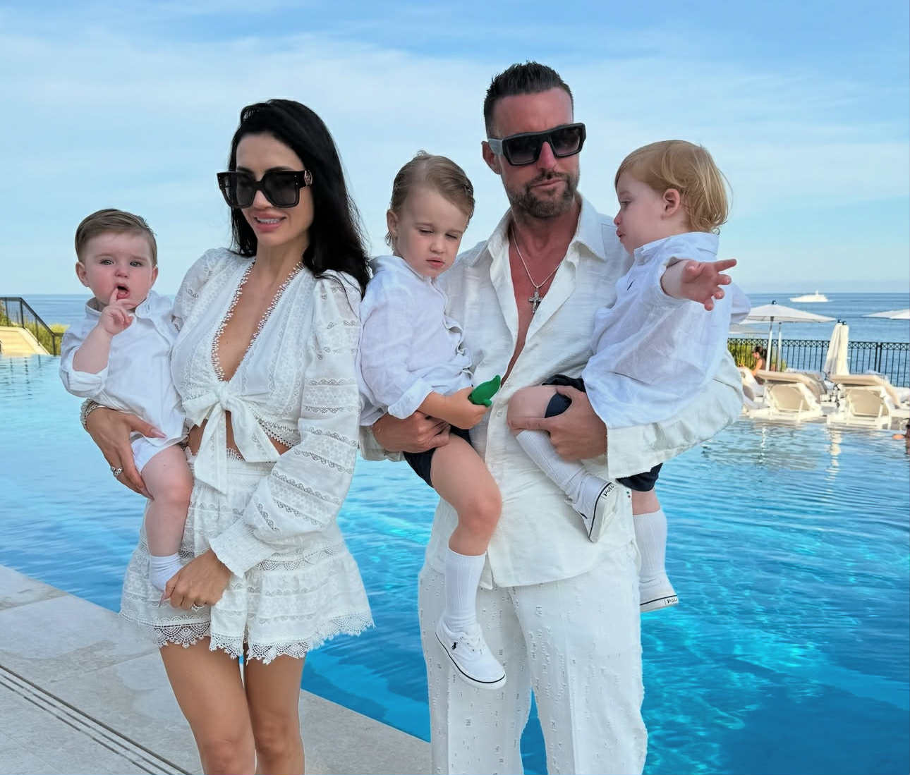 Andreea Sasu și-a lansat propria colecție de haine în plin scandal. Gestul făcut de româncă la adresa copiilor Luciei