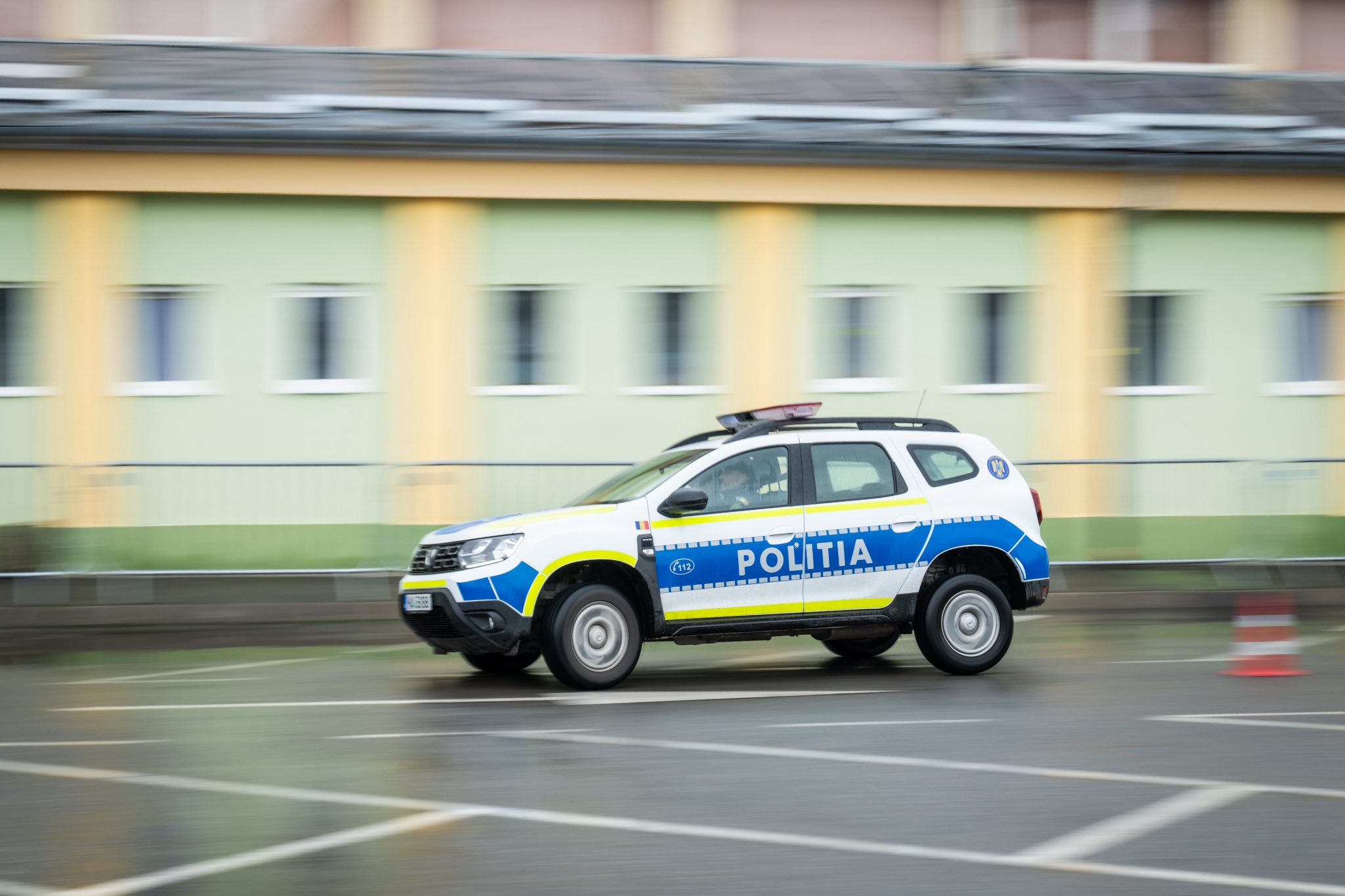 Un bărbat din Galați, împușcat de polițiști. Atacase un agent cu o sabie în curtea fostei concubine