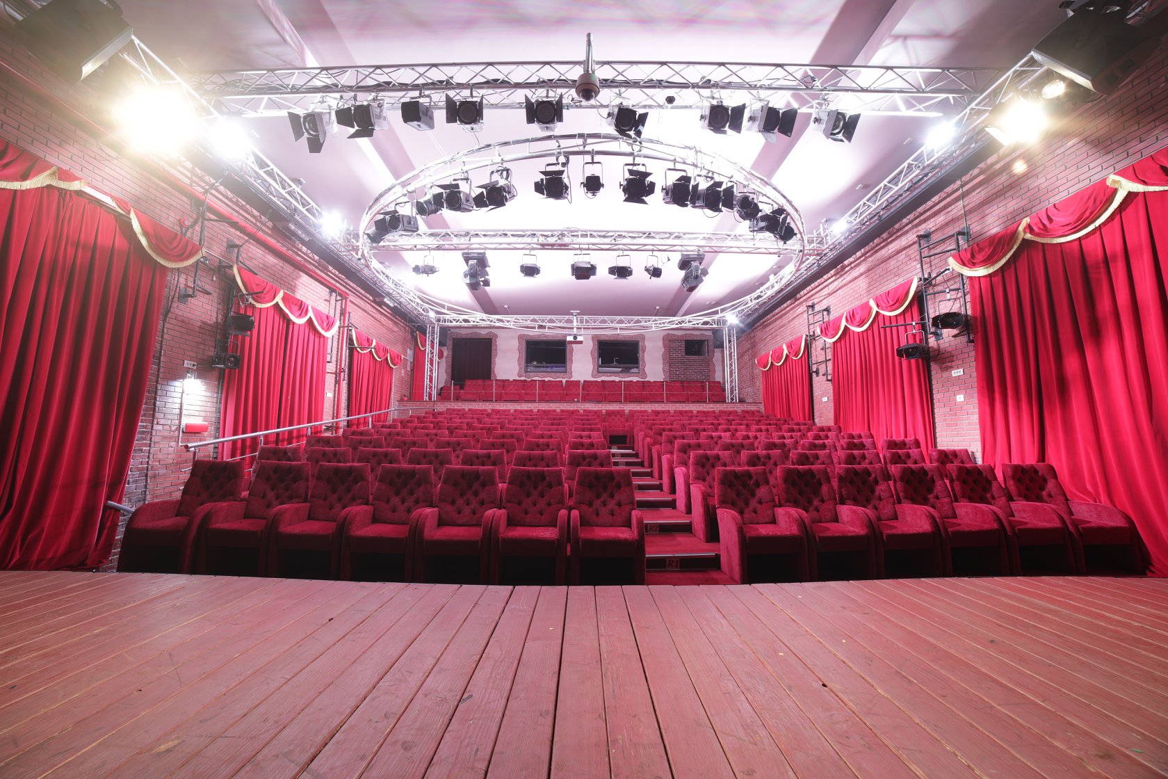 Scandalul de la Teatrul Metropolis continuă. S-a ajuns în instanță