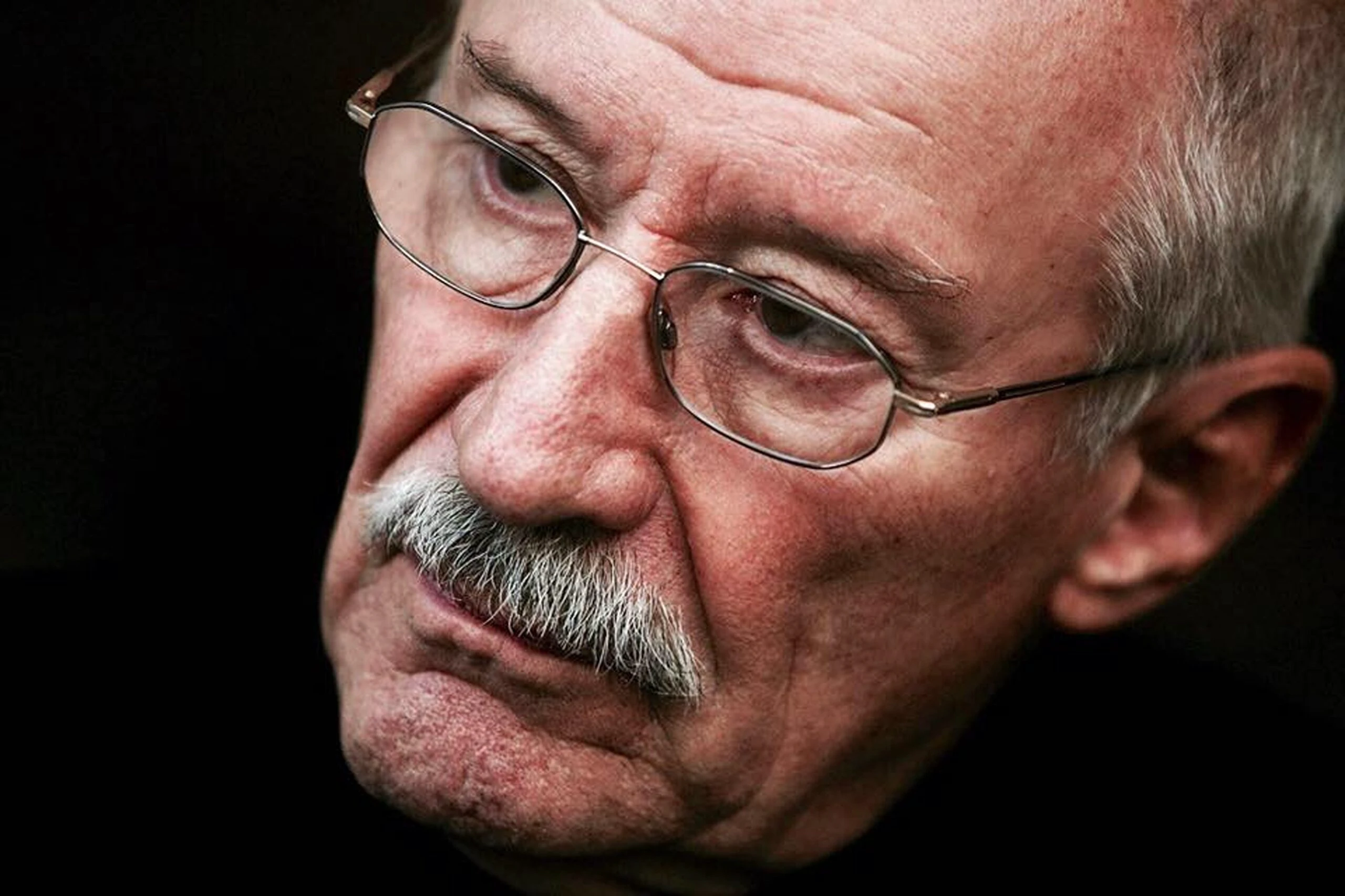 Percheziții la persoanele care l-au amenințat cu moartea pe Victor Rebengiuc