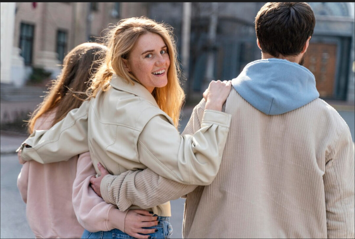 Relațiile intime, subiect tabu în discuțiile dintre părinți și adolescenți. Internetul, o sursă de informare la îndemână