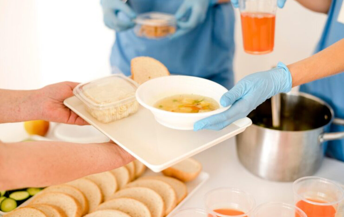 Carne crudă, dată copiilor la cantina unui liceu din Oradea