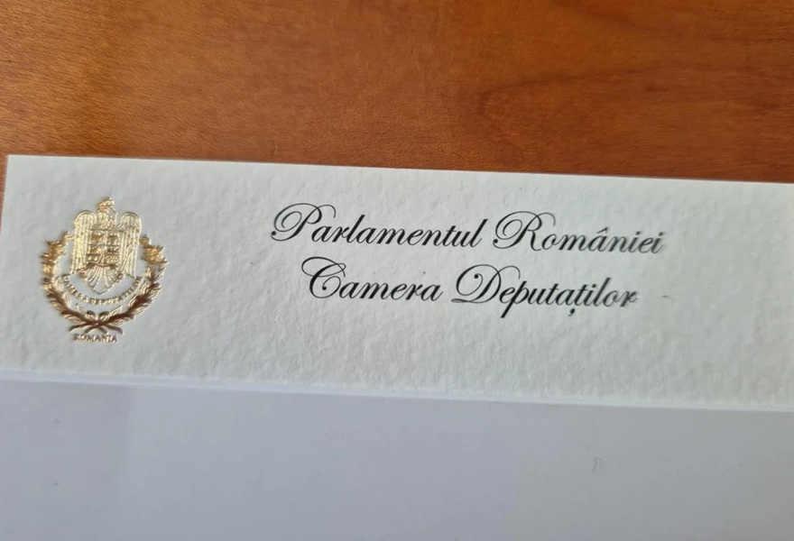 Parlamentarii își fac cărți de vizită cu foiță de aur