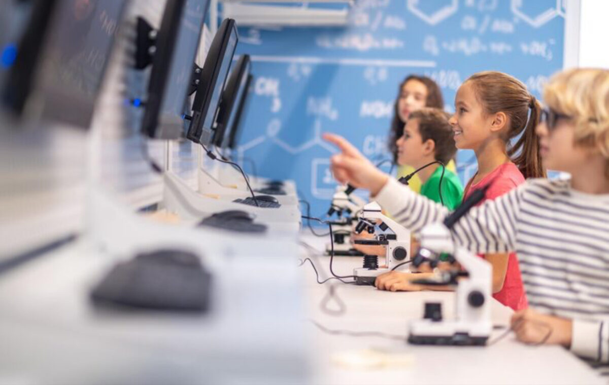 Inteligența artificială ajunge în școlile din România. Ghidul pentru elevi și profesori va fi lansat în curând