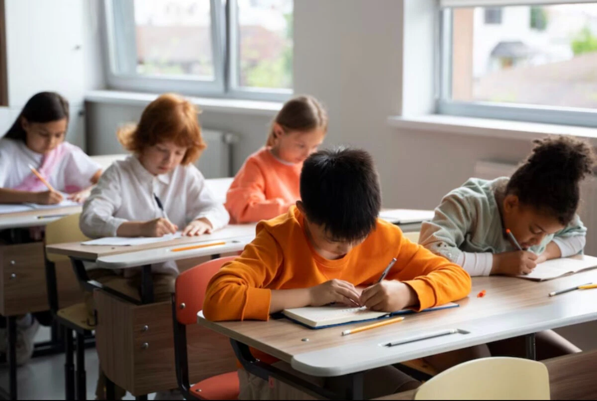 Cum se vor desfășura orele remediale în școli. Părinții, informați periodic despre absențe