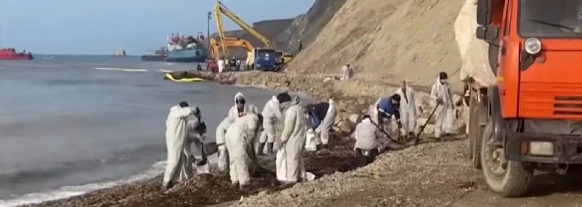 Poluare masivă în Marea Neagră. O pată de petrol se îndreaptă spre Crimeea