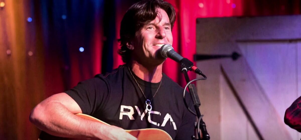 Brett James, laureat Grammy, a murit într-un accident aviatic