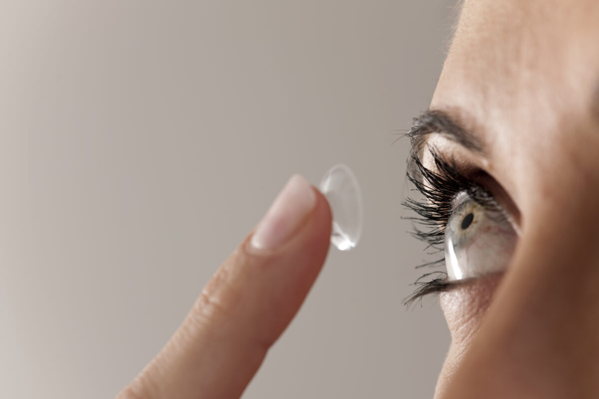 Duș rapid, risc crescut. Lentilele de contact devin periculoase în apă