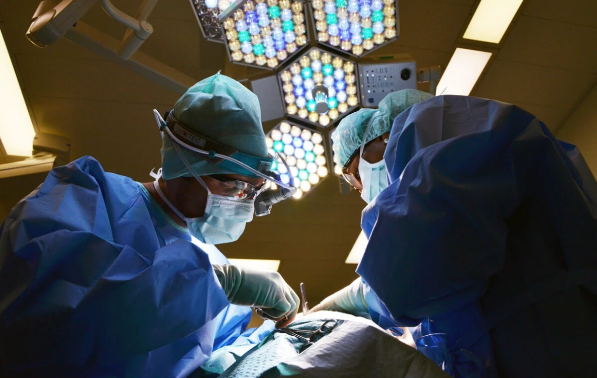 În sfârșit, audieri în cazul copilului lăsat de medici să moară, la aproape un an de la tragedie