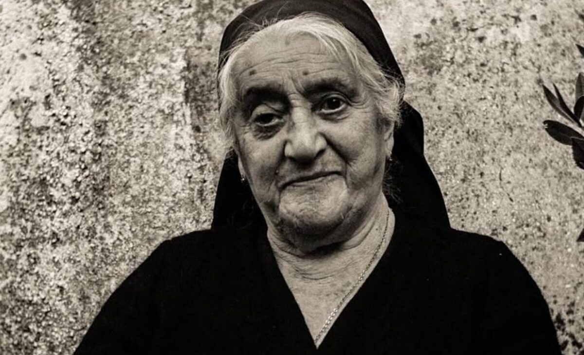 O bătrână din Italia a devenit vedetă pe rețelele sociale datorită portului tradițional pe care îl poartă