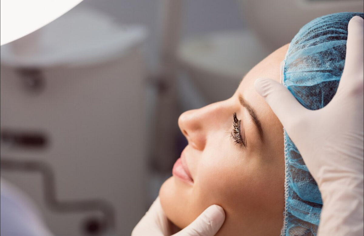 Româncele își fac abonament la clinicile de chirurgie estetică. Plata în rate, o noutate în domeniu