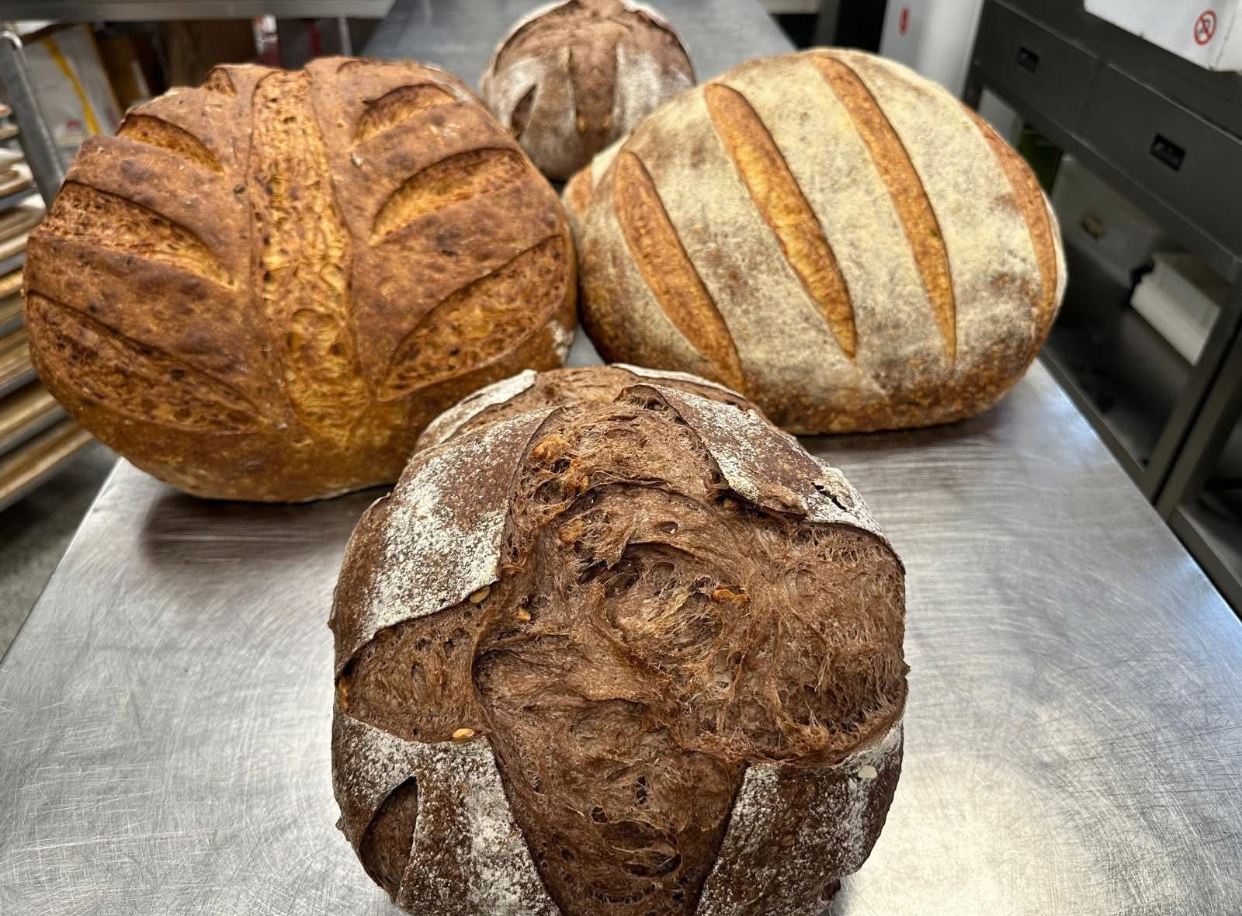 Bagheta românească, mai scumpă decât în Franța. Explicația unui brutar chef artizan