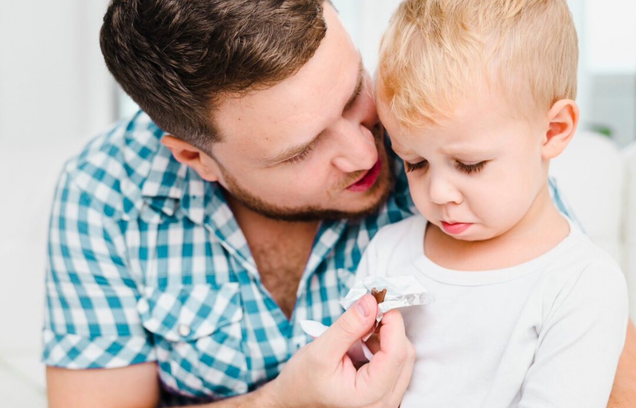 Cât costă testul de paternitate în România. Marele dezavantaj al celui pe care îl poți face acasă