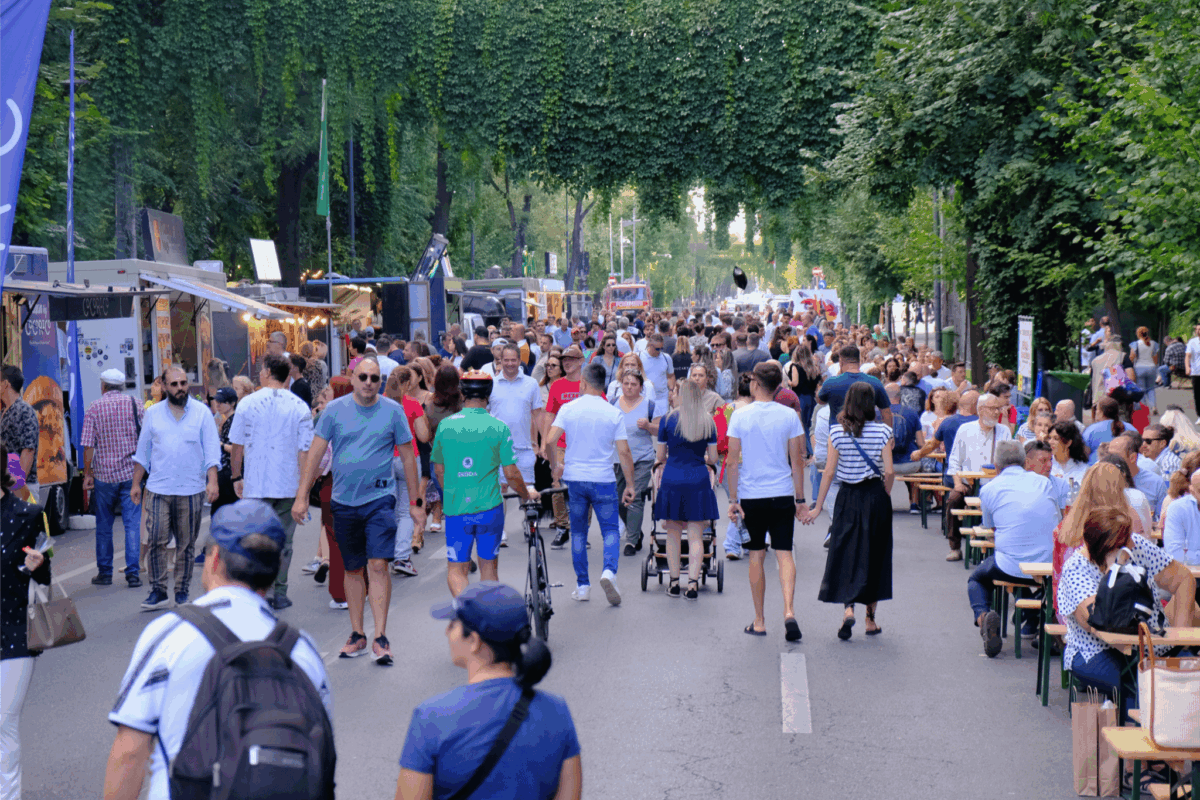 Peste 40.000 de persoane au participat, sămbătă și duminică, la cea de-a cincea ediție a Festivalului Vinului Moldovenesc