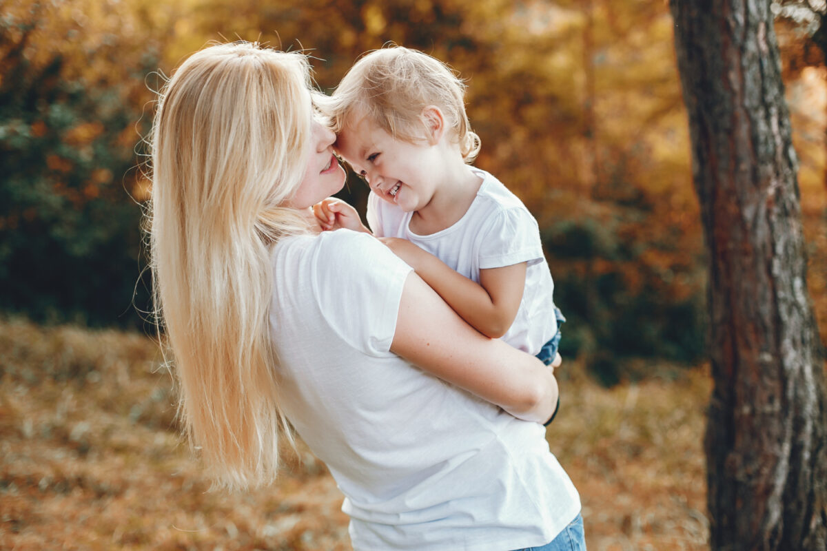 O nouă lege pentru părinții copiilor cu handicap, promulgată de Nicușor Dan