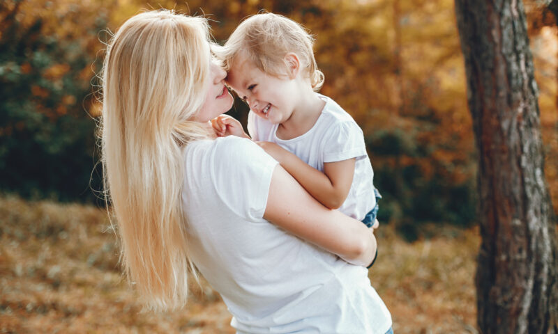 O nouă lege pentru părinții copiilor cu handicap, promulgată de Nicușor Dan