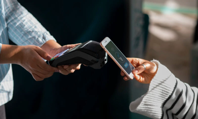 Amenzile vor avea cod QR și se vor putea plăti instant, de pe mobil