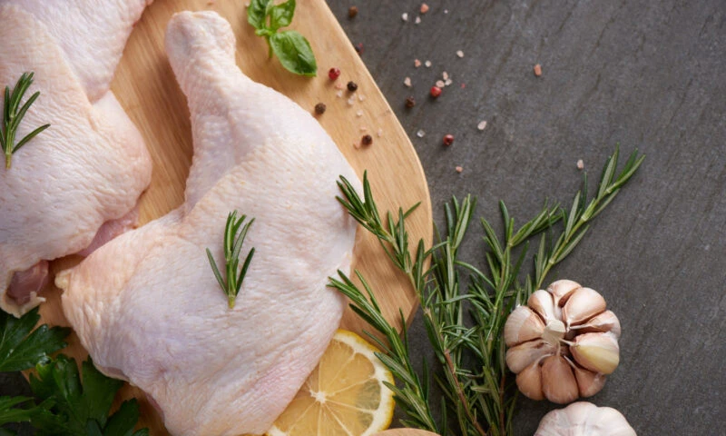Spălatul puiului înainte de gătit. Răspunsul la întrebarea care a stârnit numeroase controverse