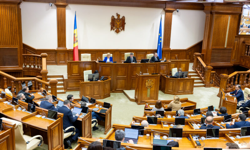 Şapte deputaţi renunţă la mandate.  Cine ar putea să-i urmeze