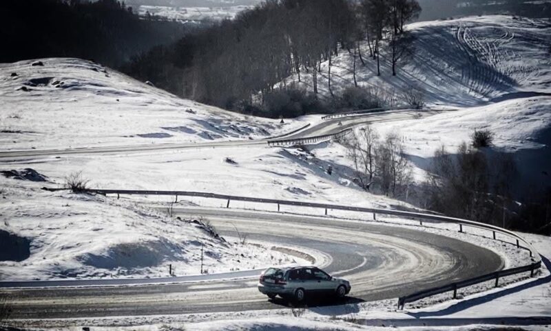 Transalpina și Transfăgărășan, închise pe mai multe sectoare. Risc de avalanșe și căderi de stânci