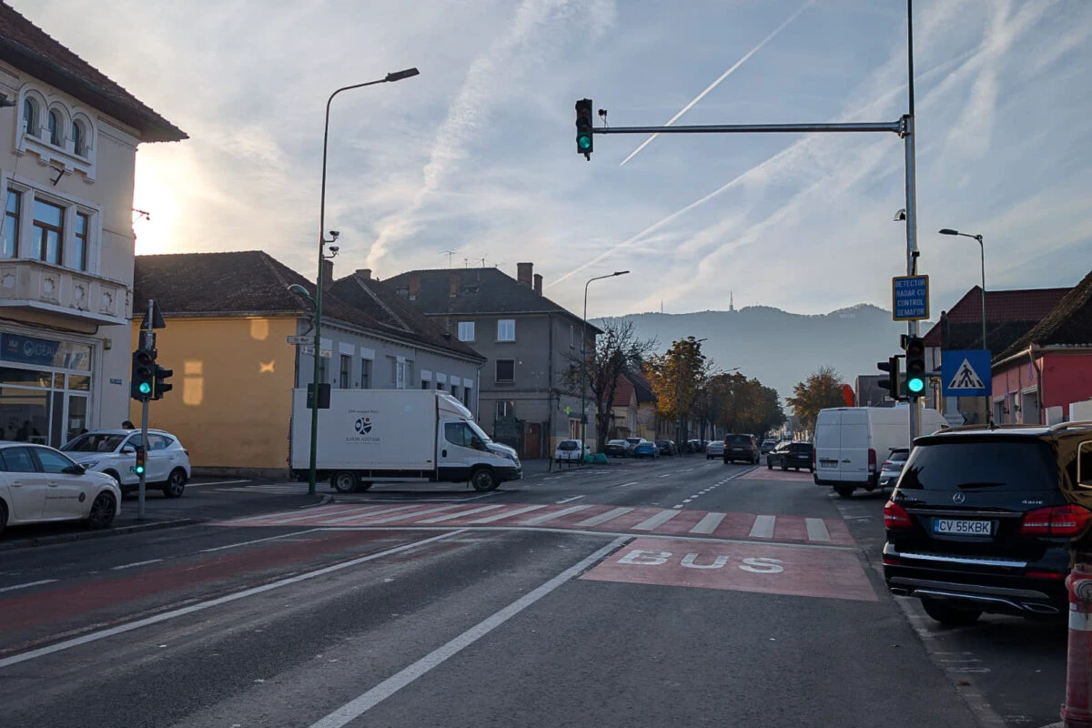 Semaforul care pune frână șoferilor grăbiți. Decizia unui oraș din România